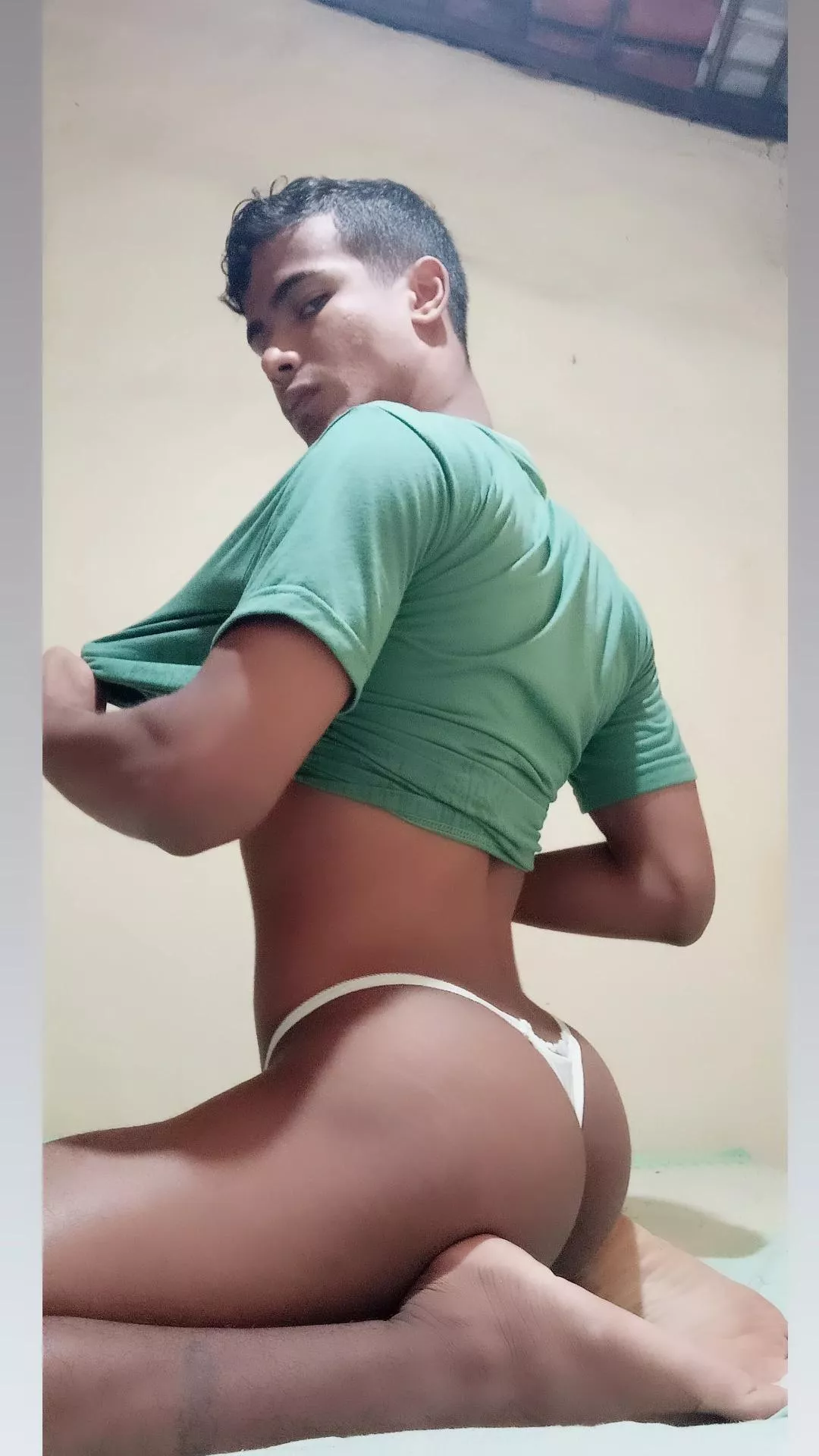 I'm a solitary boy ... I need a daddy to give me attention and more...🍆🔥🍑😈