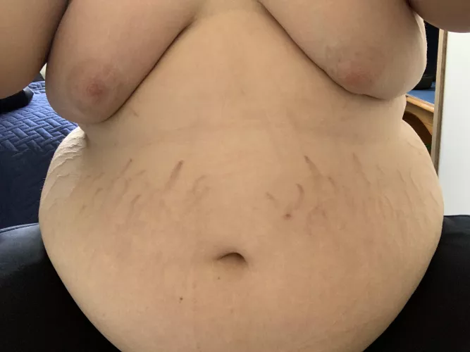 I’m fat as fuck someone play with my rolls :)