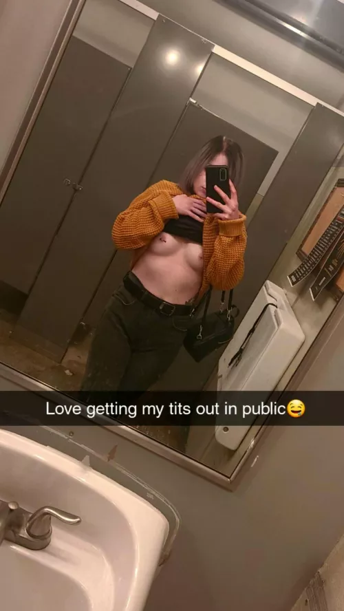 I'm going to get into trouble someday if I keep doing this in bar bathrooms but I can't resist🙈