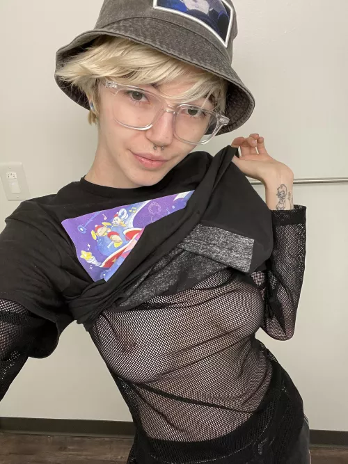 I’m in love with this new shirt I got the other day🖤