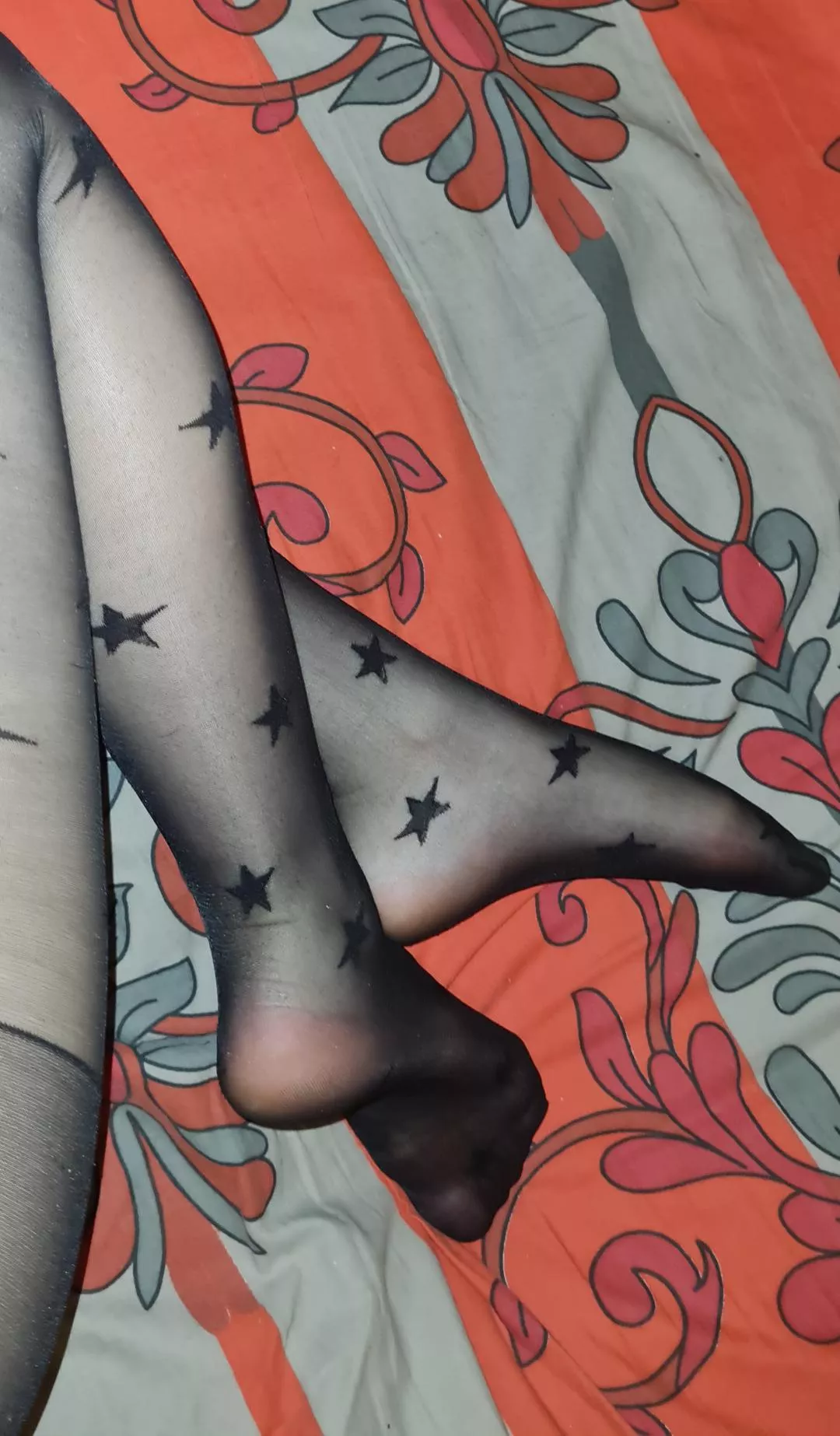 I'm in love with this star pantyhose. What do you think? Wanna see more of me wearing it?