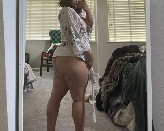 I’m the type of girl who likes to be a tease while I’m getting ready for work