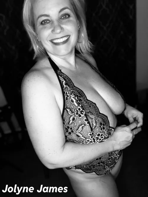 [image] Hey there! Come see more of this sexy MILF 🔗👇