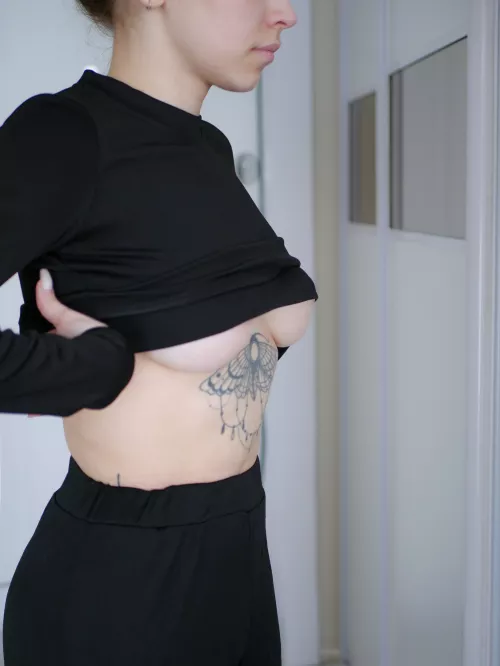 in black top 🖤🖤