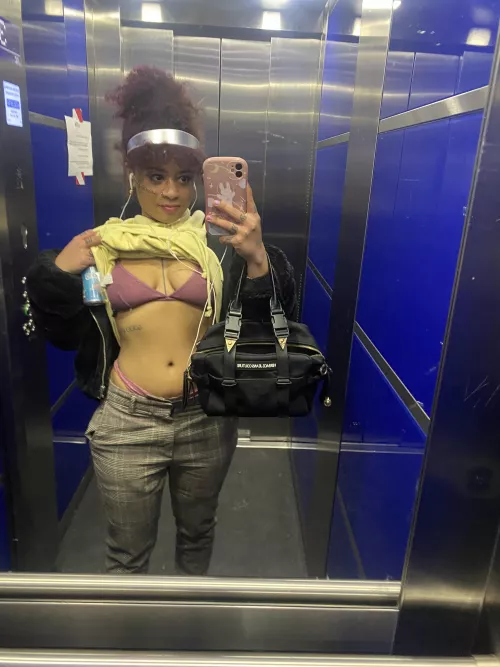 In the elevator 👼🏽 would u enjoy being my neighbor?