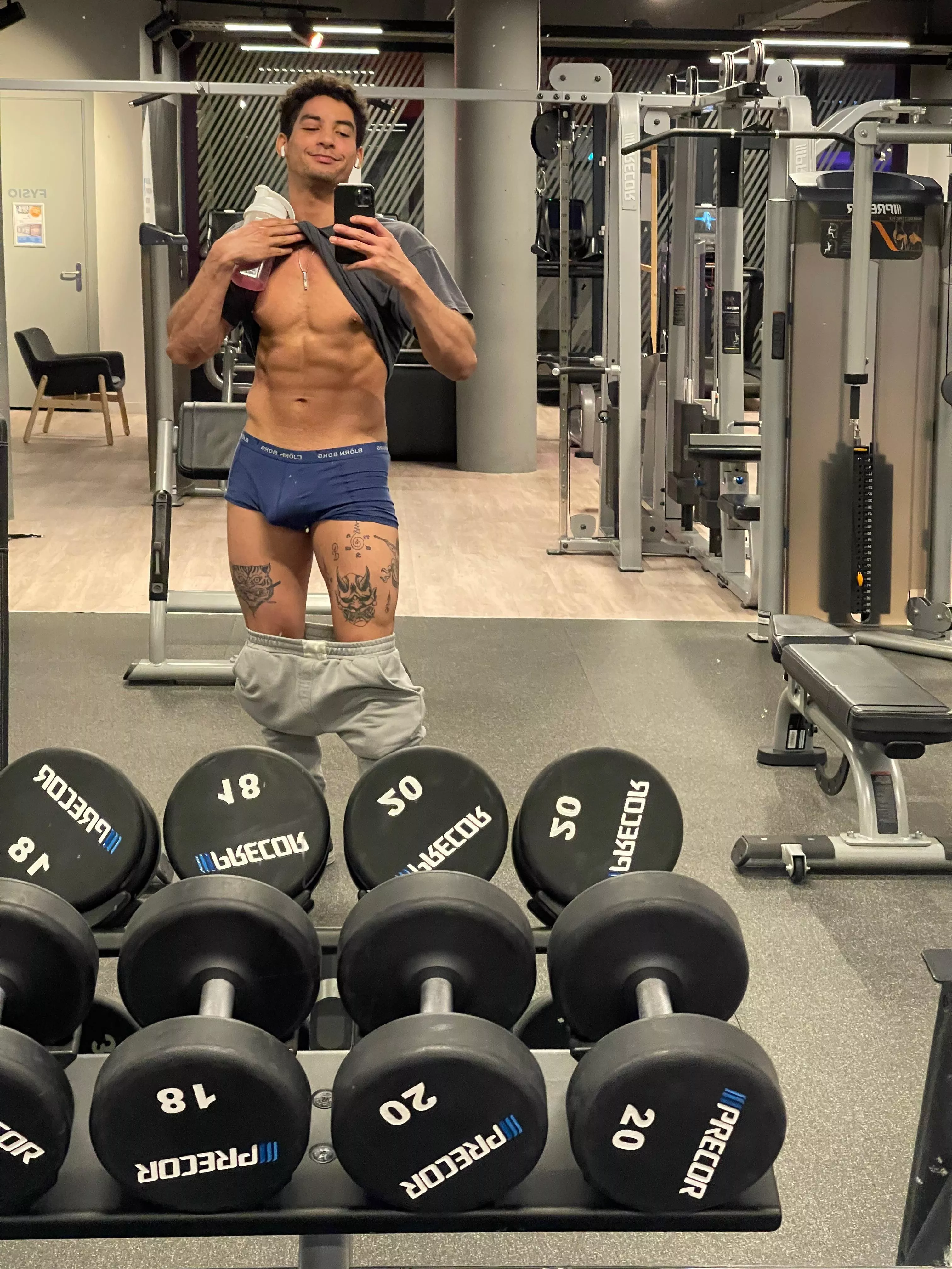 In the gym flexing🫢