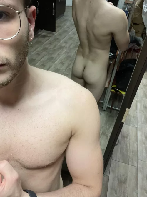 In the gym locker room…there was a guy in front of me🙈