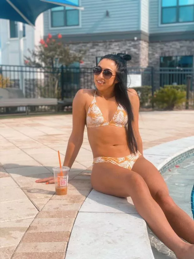 Indi poolside