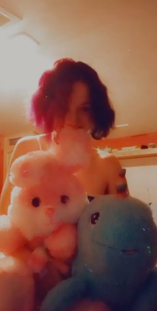 its been a long big girl day for almost friday🥺🥴😪 But i has my best snuggies my binkie and spooky shows 💗😽💗😻so its a cozy kitten success💋😽❤