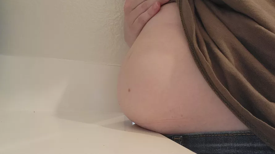 It's been a while since I've done one of these. Thankfully my new apartment has a counter I can rest my belly on 🤰🏻