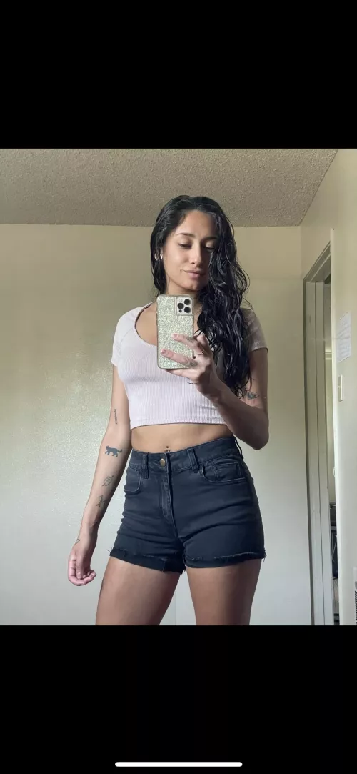 it’s getting hotter out which means crop top season 😈