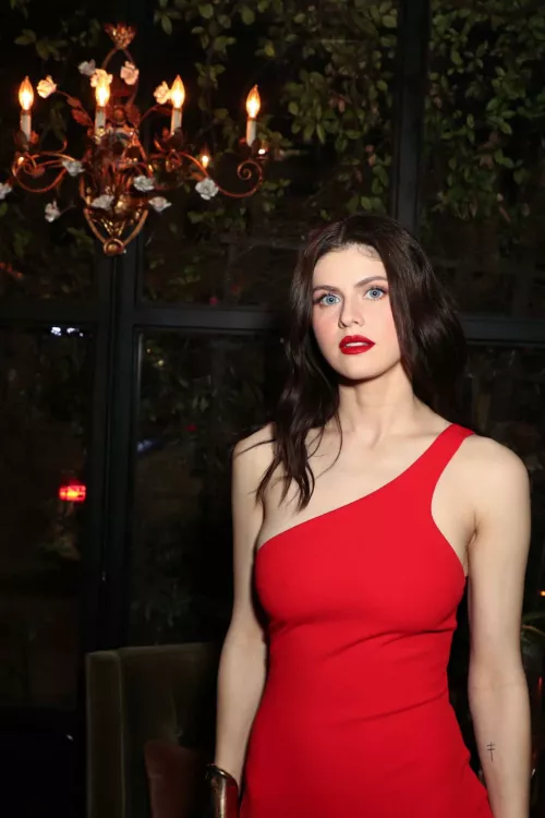 It's so slow here tonight. How about we rub one out to Alexandra Daddario!