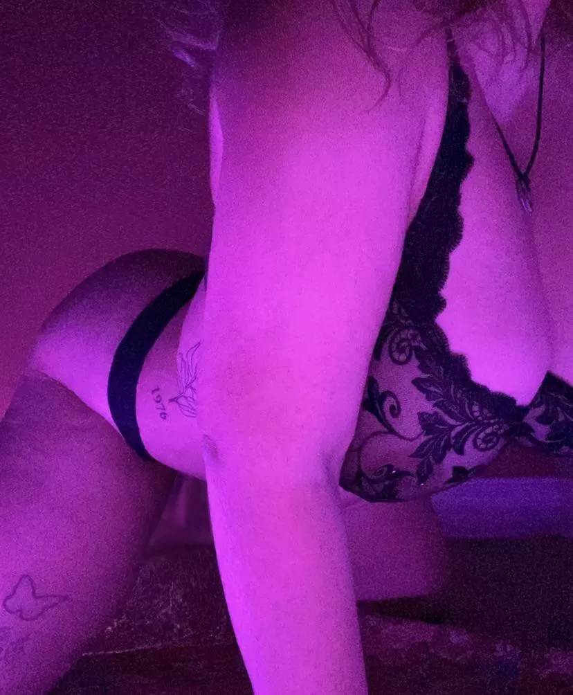 i’ve been told i have a pretty face, but if you wanna fuck me from the back that’s okay ;)