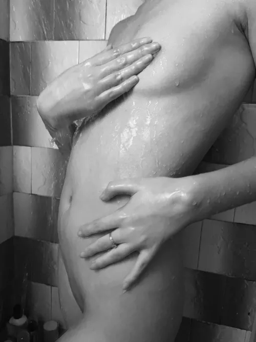 Join me in the shower 😈🥵 Subscribe to my onlyfans ❤️