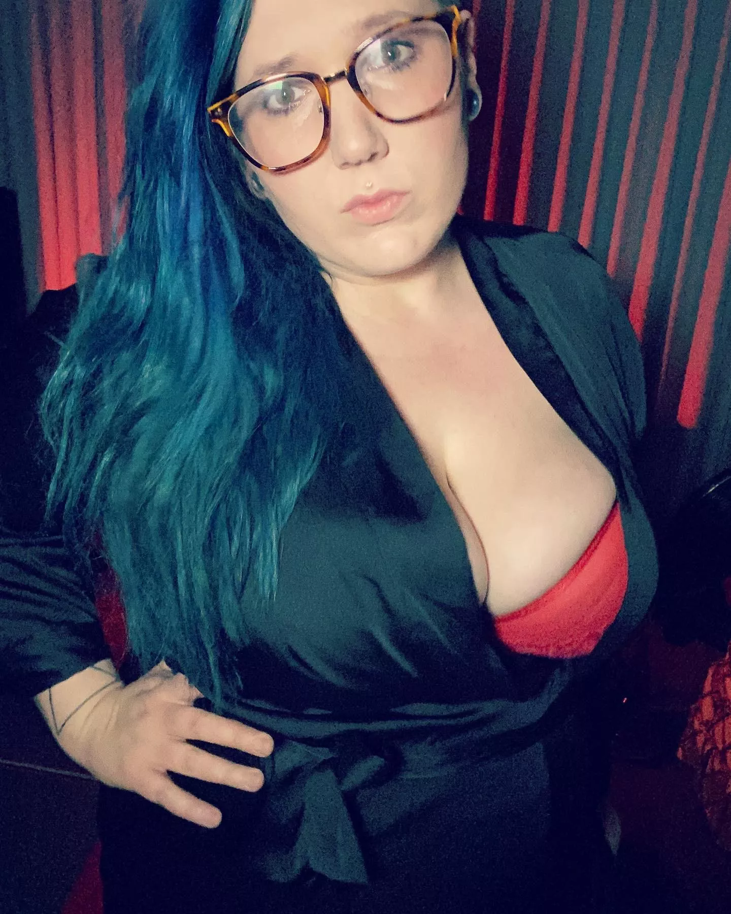 Just a girl wearing glasses here to pleasure the masses 🤓