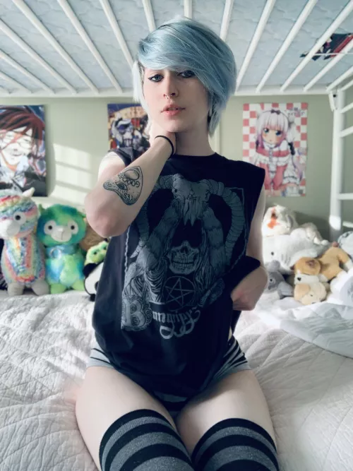 just an emo boi wishing you a great day🖤