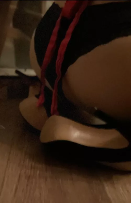 Just my booty and some heels 👠 (f)