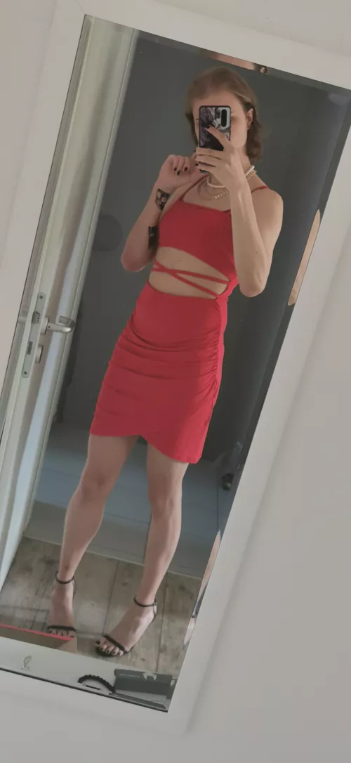 Just rocking my new red Dress 🔥