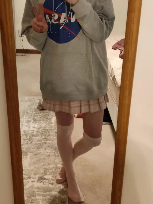 Kind of a basic outfit but I got a new skirt and wanna show it off~