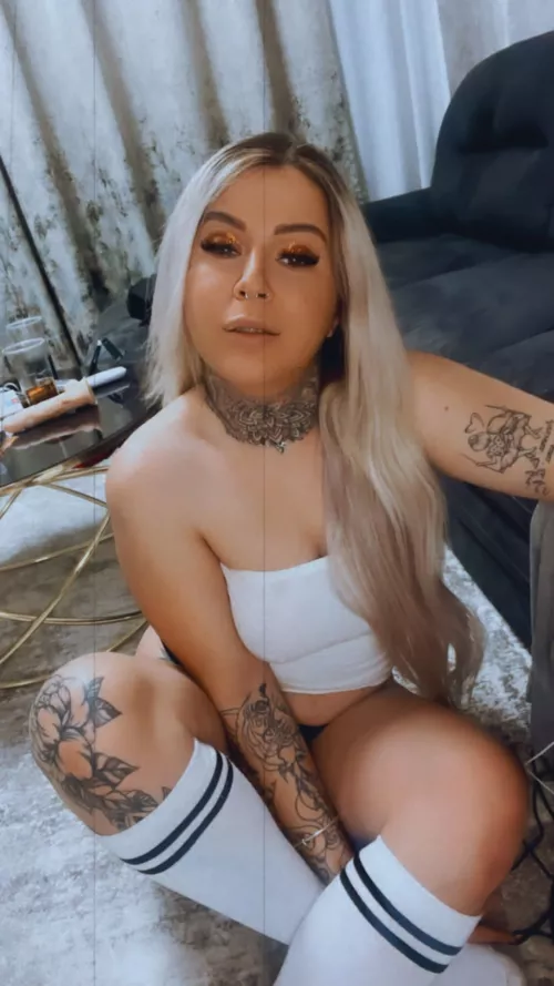 Kisses from curvy Italian girl😘