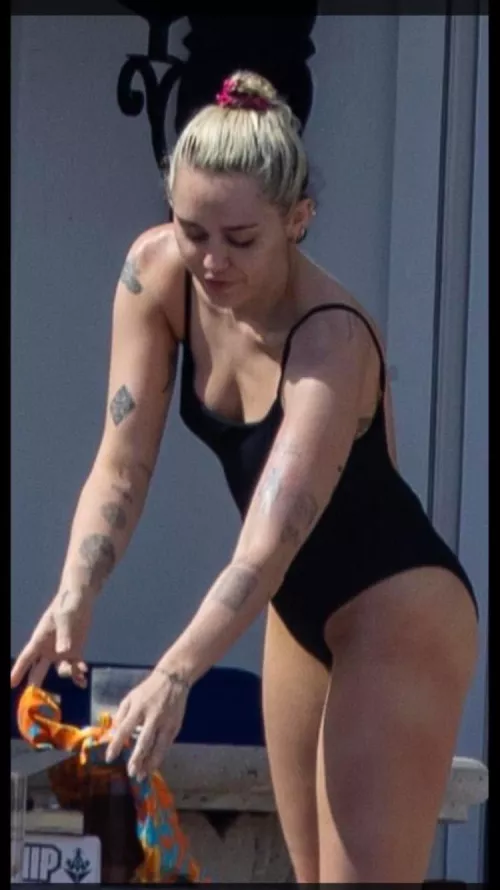 Leaking for Miley Cyrus, need to cum quick to her before a meeting