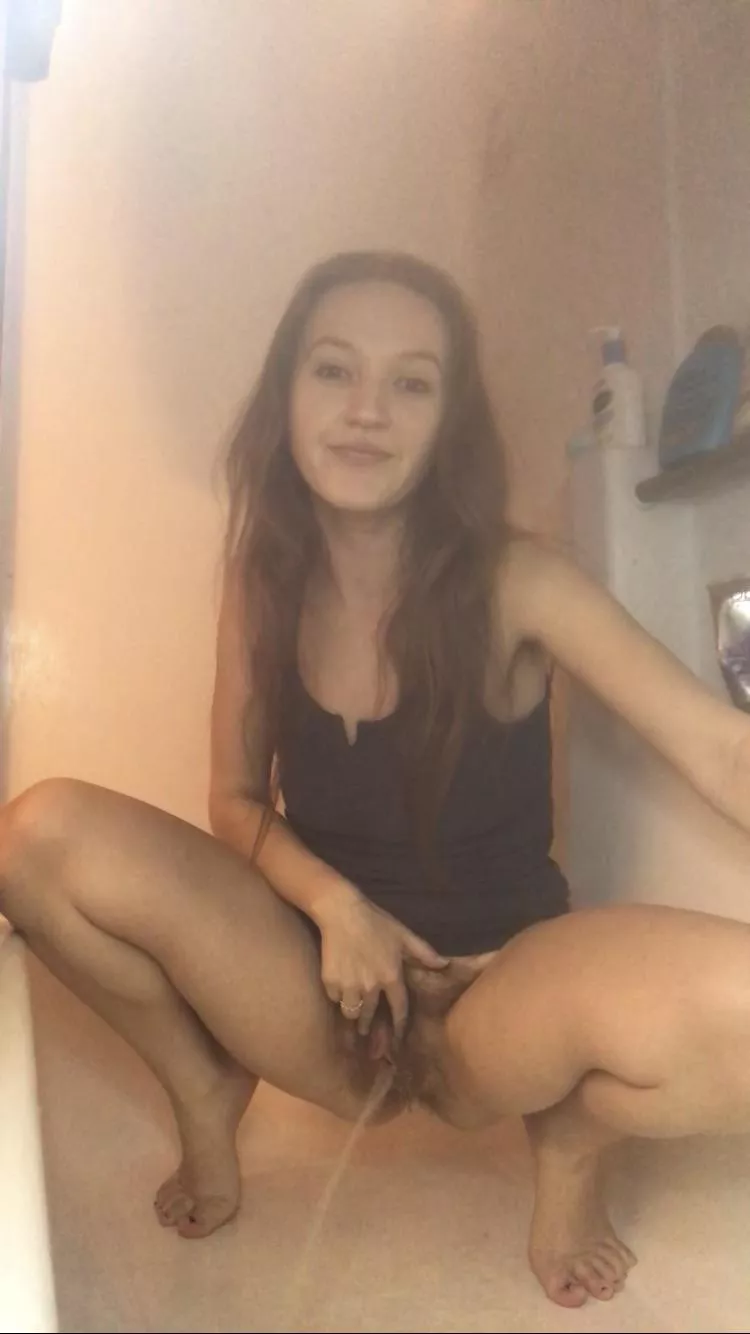 Let me piss on your cock 😈