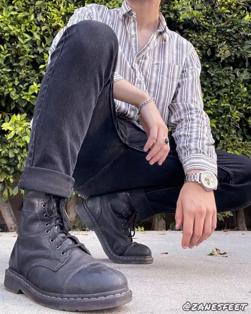 Lick my boots clean 👅