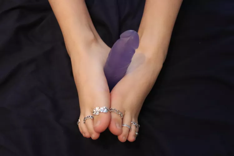 Like a little footjob?😏