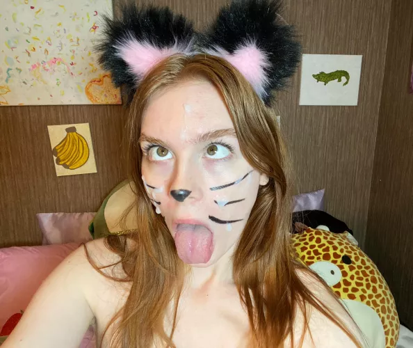 Lil kitty wants to show you her throat 😇