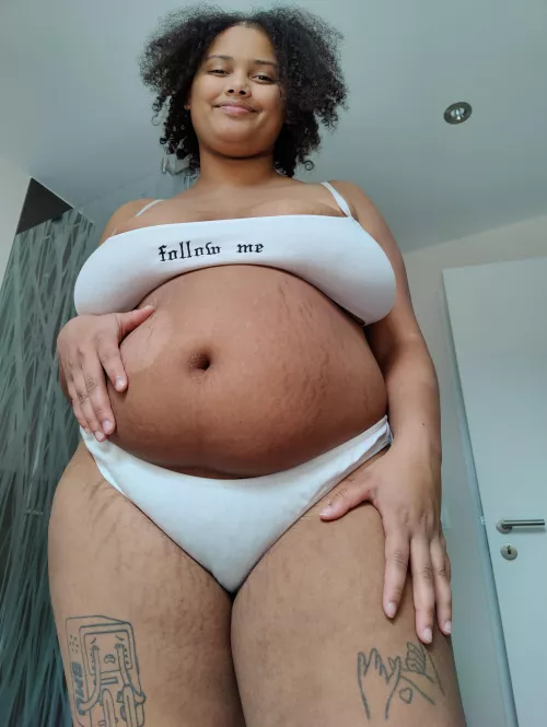 look at my in fat covered body with strechmarks all around, I'm such a fat 🐷 I want strechmarks over my whole body