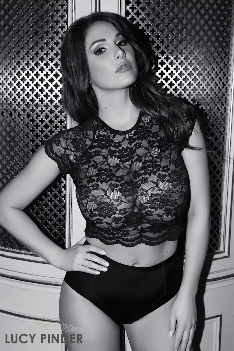 ��?Lucy Pinder