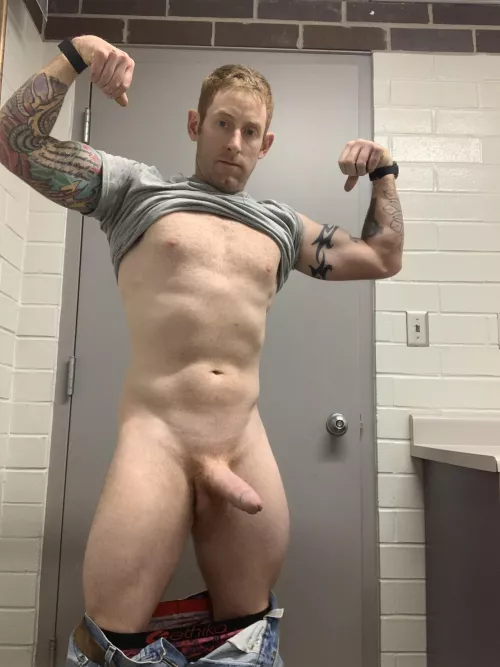 (M) really feeling my workout progress at work this morning. What do you ladies think. Shoot me a message
