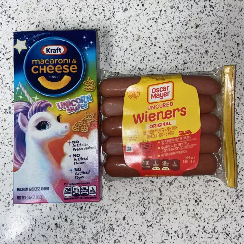 Mac & cheese + sliced hot dogs + strawberries = quick & easy dinner for your little. We took a long snuggly evening nap & were too hungry to wait for anything else to cook once we woke up. 🍓🌭