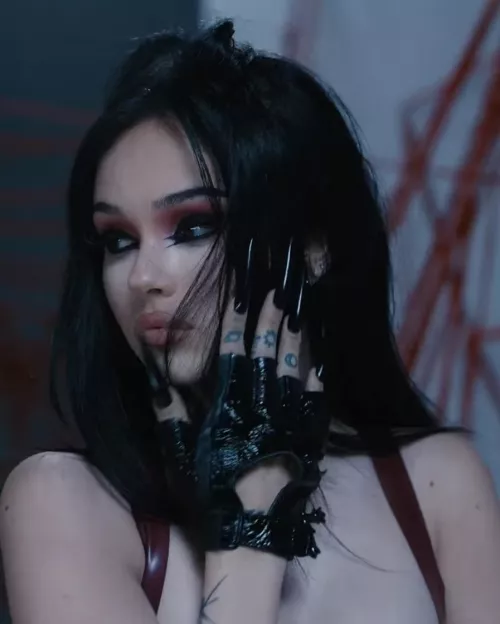 Maggie Lindemann in new “break me!” MV