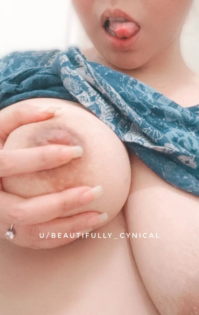 Making someone's day with a hand(f)ul. Happy weekend from the highlands! 💋