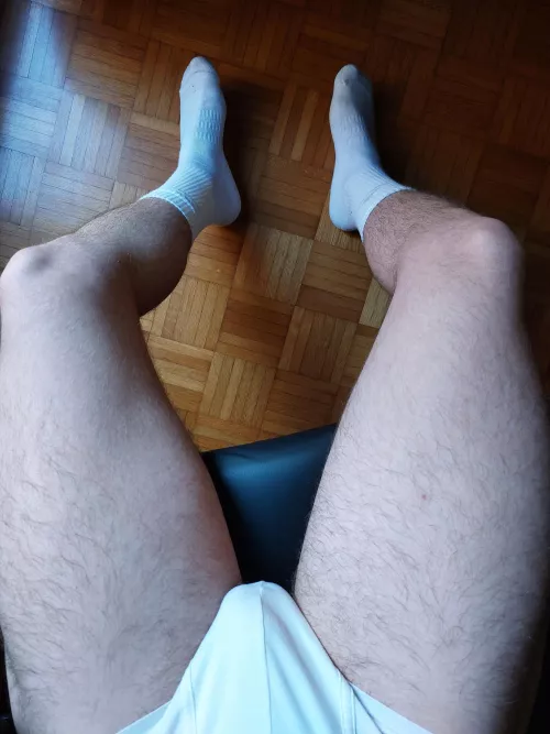 [male] white socks >>