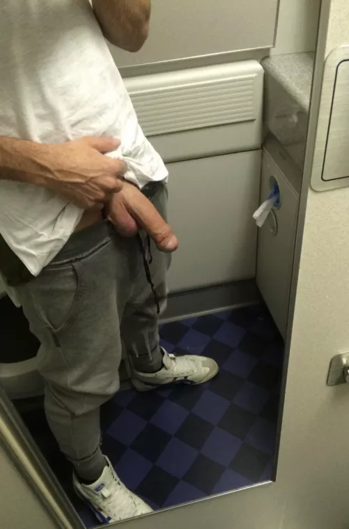 Meet me in the bathroom ✈️