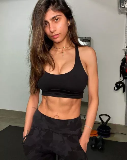 Mia Khalifa’s abs