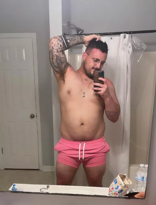 Mild sunburn and all. Learning to love my body a little more everyday 🤙