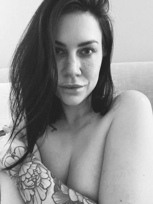 Morning selfie from bed. Makeup free and messy hair🖤