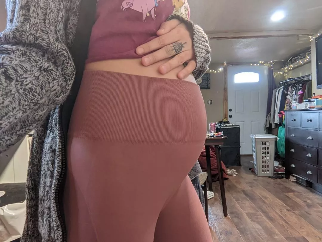 My belly is growing and growing, if you would be interested in content or items from me please don't hesitate to dm me!🥰 My belly is growing and growing, if you would be interested in content or items from me please don't hesitate to dm me!🥰