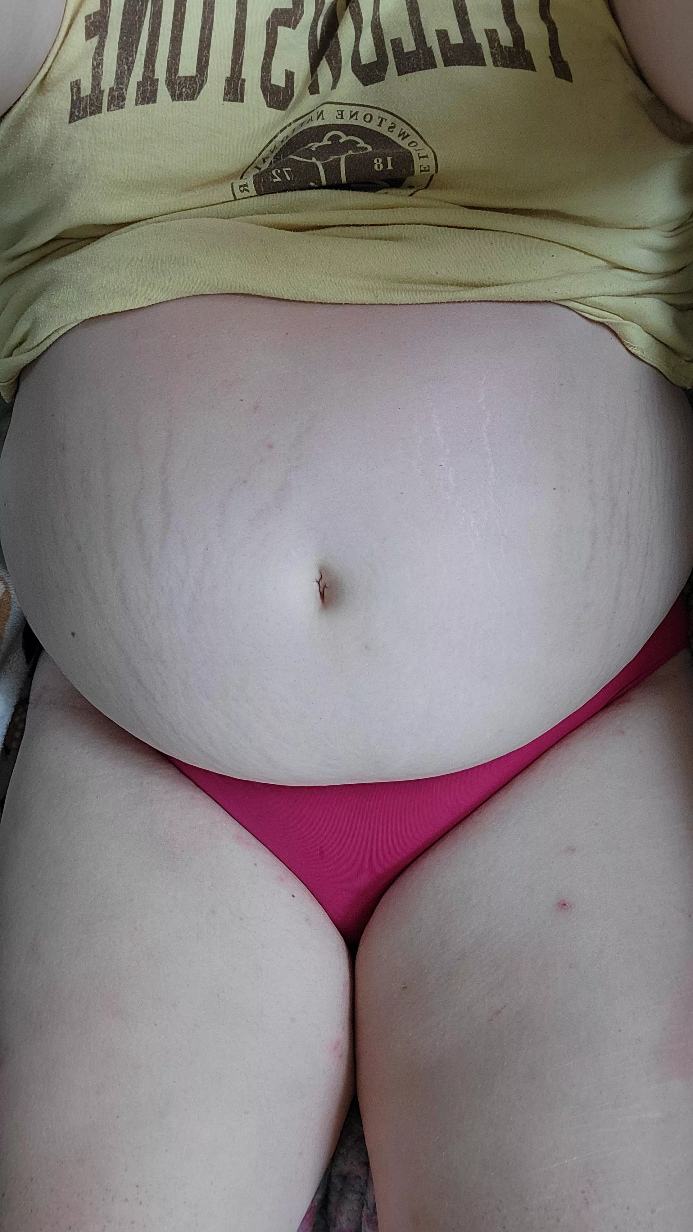 My belly is so big and soft💕