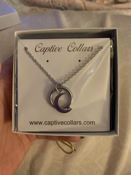 My daddy bought me this beautiful discrete collar (it’s a locking one too!) I love it so much and I can’t wait until he can put it on tomorrow ❤️