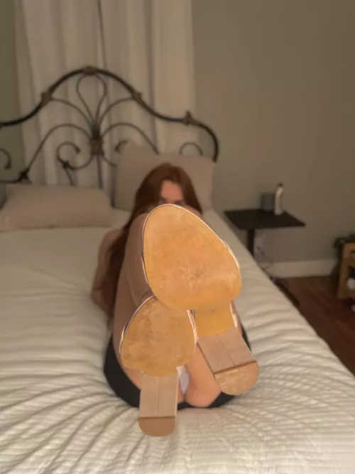my feet hurt… come take my heels off and give me a foot massage 🦶🏻