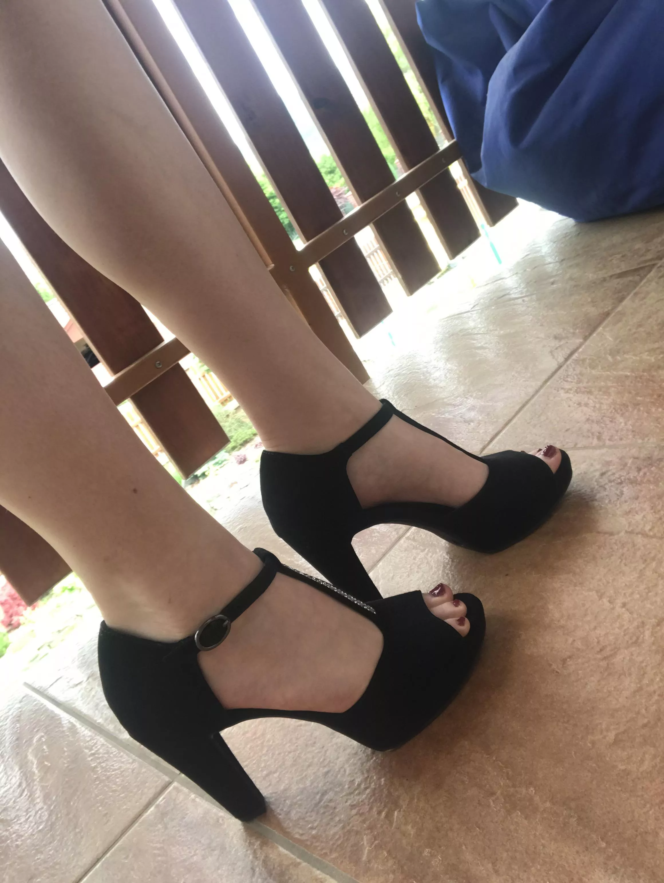 My feet love wearing high heels😊❤️