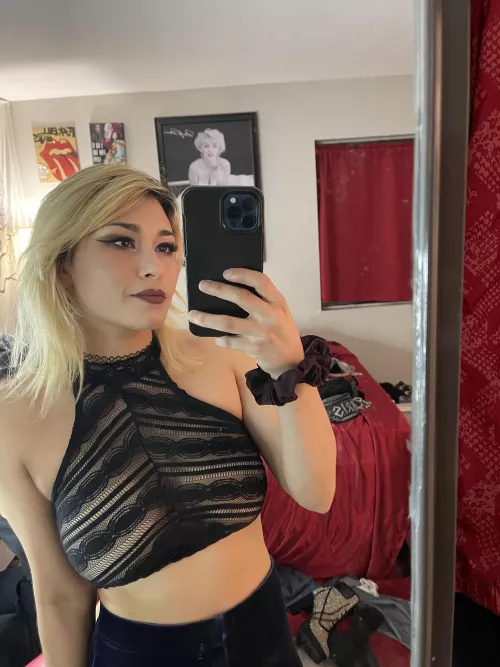 My friend let me borrow this cute top, I could just barely fit myself in 🥵