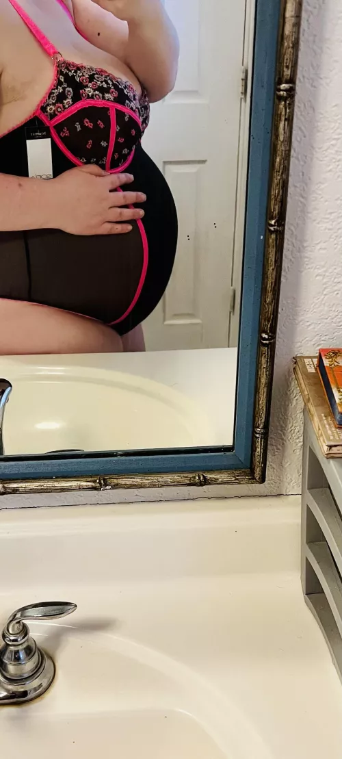 My lingerie won’t fit my pregnant belly anymore 😭
