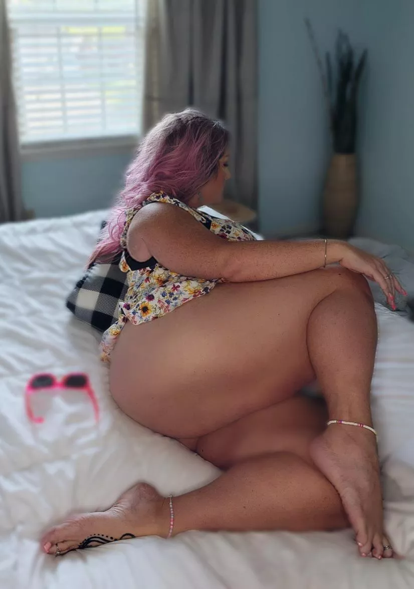 My new sundress just barely fits over these extra meaty thighs. 🍗🤦‍♀️🍗