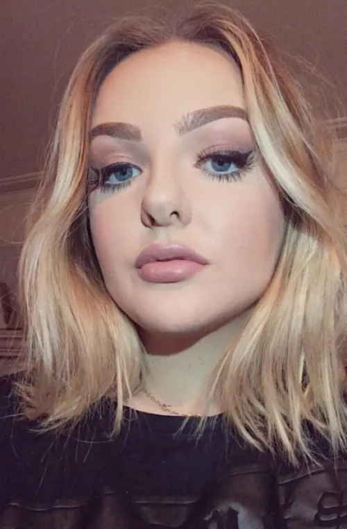 my sisters makeup 🙈