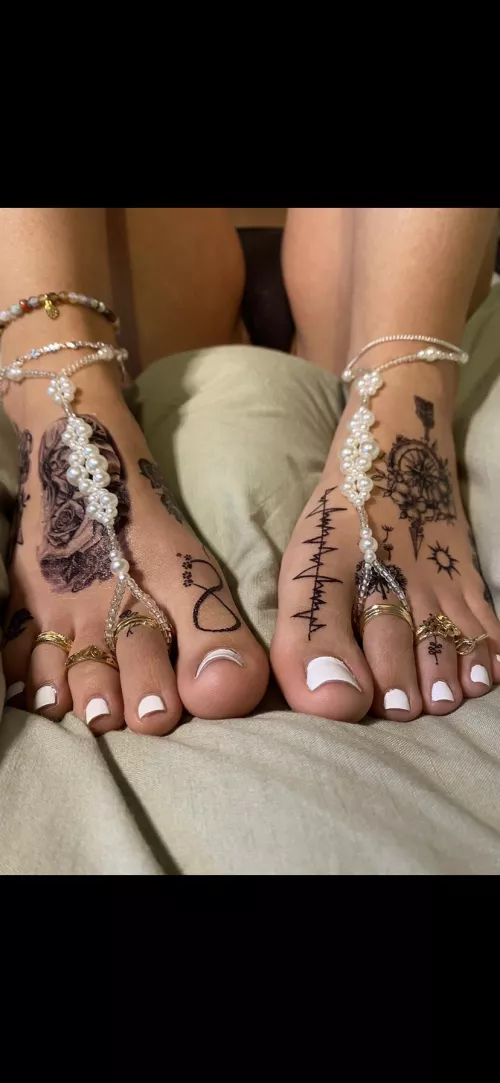 My toes need to be sucked